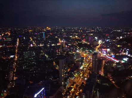 ベトナムのホーチミン市、最高層のビルから望む夜景。